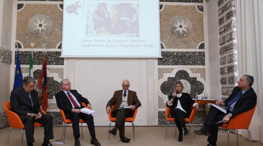 Da sinistra, Innocenzo Cipolletta, Presidente Associazione Economia della Cultura, Cristiano Chiarot, Soprintendente Fondazione Teatro La Fenice di Venezia, Roberto Grossi, Presidente di Federculture, Maria Teresa De Gregorio, Direttore del Dipartimento Cultura, e il moderatore dell'evento Giampiero Beltotto, giornalista.