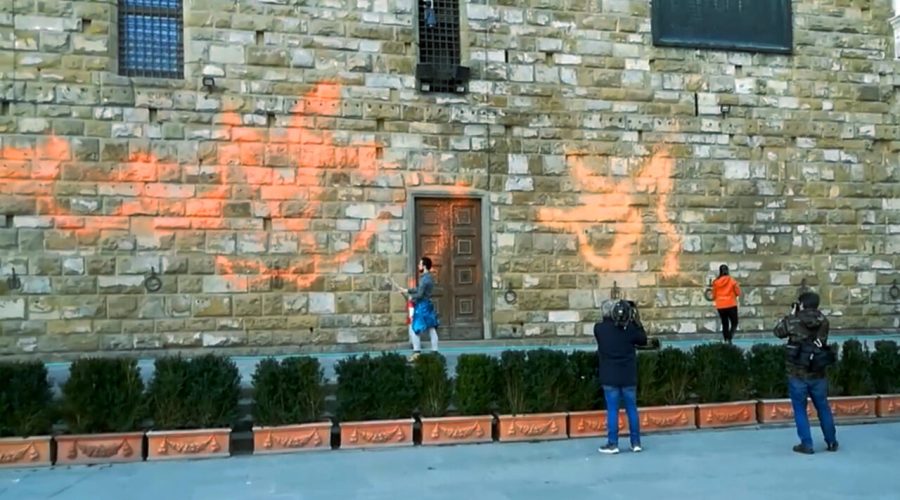 L'azione di protesta promossa da Ultima Generazione, Scientist Rebellion e Veglie contro le morti in mare, durante la quale è stata imbrattata con vernice arancione lavabile l'ingresso di Palazzo della Signoria di Firenze, utilizzando due estintori, Firenze, 17 marzo 2023. ANSA/ ULTIMA GENERAZIOBE ++HO - NO SALES EDITORIAL USE ONLY++