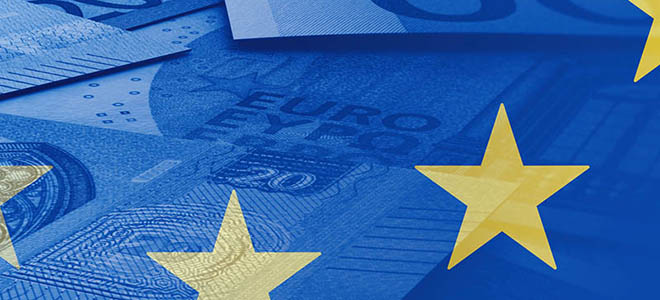 Euro, Geld, EU, Europa, Geldscheine, Bargeld, Euroscheine, EZB, Geldpolitik, Scheine, Finanzen, Eurogeldscheine, Subventionen, Hintergrund, Fördermittel, Haushalt, Gelder, Eurozone, blau, Budget, Finanzkrise, Finanzpolitik, Investment, Konzept, Kosten, Schulden, Steuern, 
Fördergelder, Fahne, Flagge, Bank, Brüssel, Business, Kapital, Finanz-, Geldschein, global, Handel, Kredit, Krise, Stabilität, Wirtschaft, Währung, Headline, Zeichen, Illustration, Sterne, Werbung, Banner, Header, Panorama